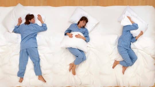 slaaptekort-dame-draait-in-bed