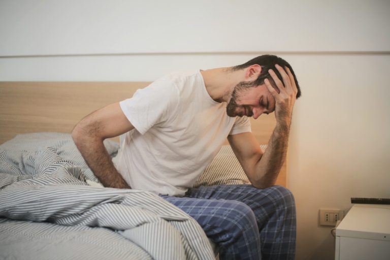 Pijn tussen Schouderbladen na slapen? De 7 Oplossingen