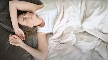 Vrouw ligt in bed te slapen foto