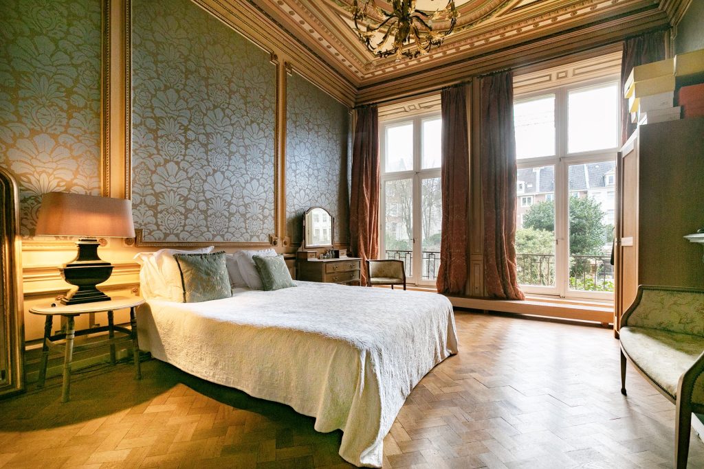 zeer klassieke slaapkamer met plafond decoratie