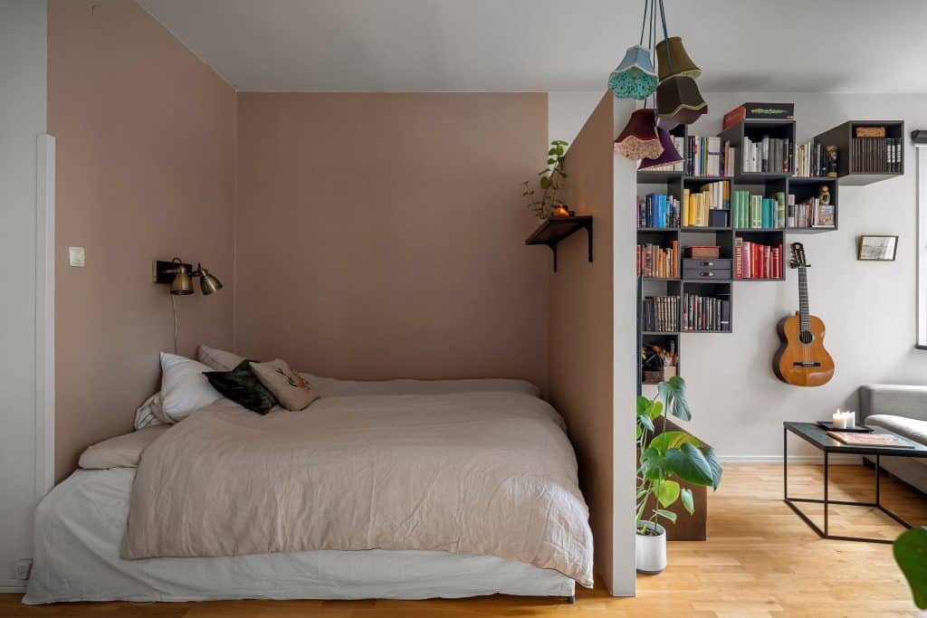 Te warm in bed? 5 tips om je slaapkamer én jezelf te koelen slaapkamer koelen